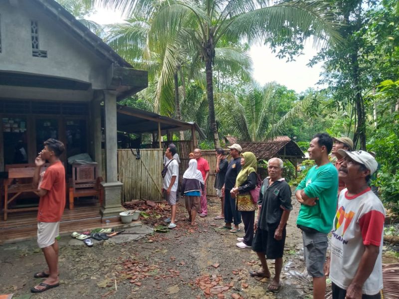 Warga Kepuh Kidul gotong royong memperbaiki rumah warga yang tertimpa pohon